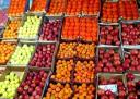ذخیره سازی 900 تن سیب و پرتغال در یزد برای شب عید